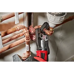 Image of the Milwaukee CTS-V Pivoting Press Ring being used with the M12 Force Logic Press Tool on copper pipe