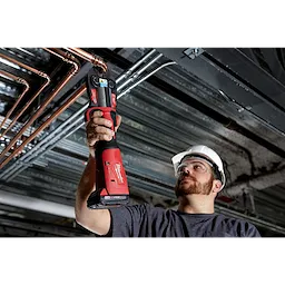 A construction worker uses the M18 FORCE LOGIC Press Tool Kit with One-Key and 1/4"-7/8" Streamline ACR Jaws on copper pipes.