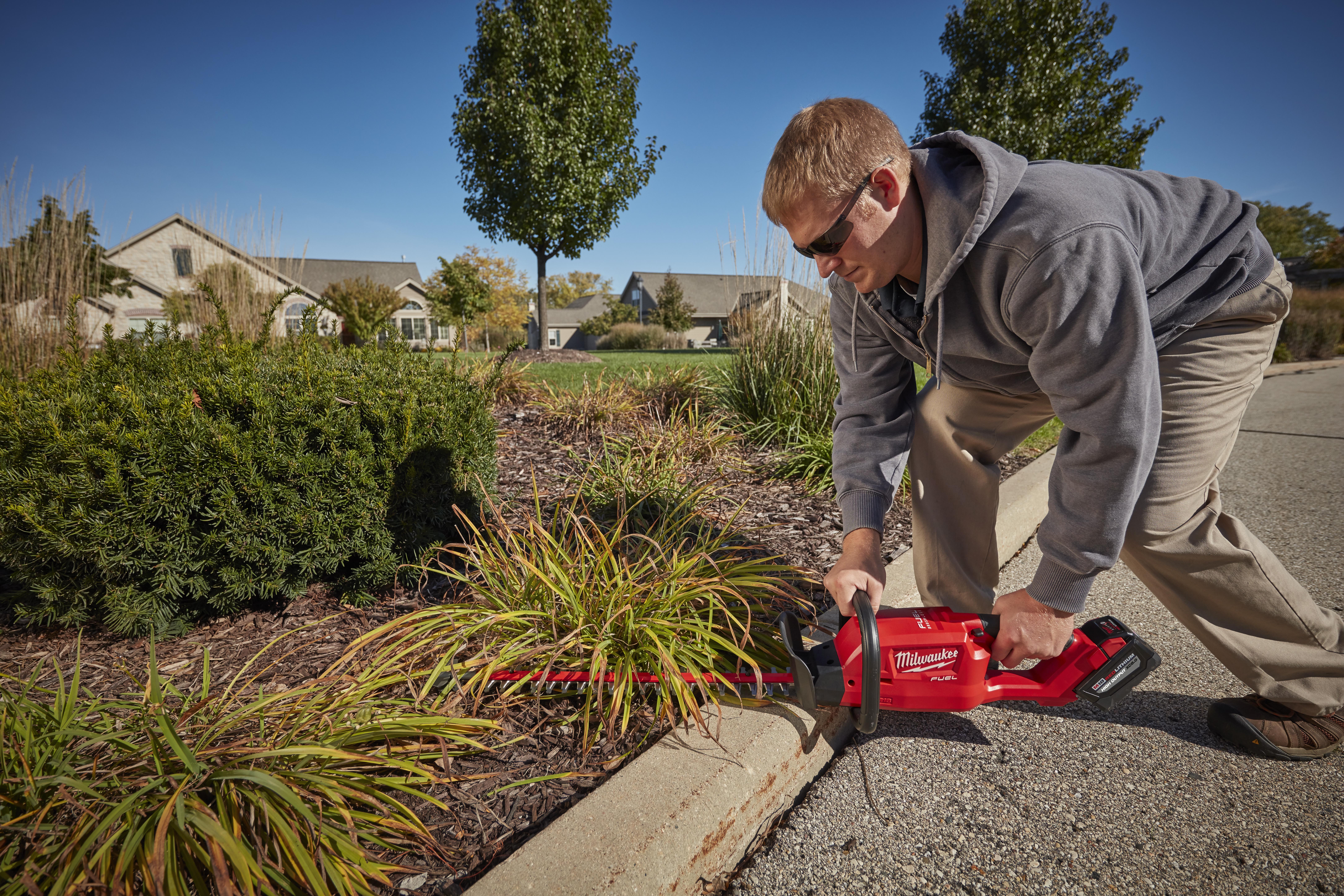 Tool-Only Milwaukee M18 FUEL 18-Volt Lithium-Ion Brushless Cordless Hedge Trimmer 